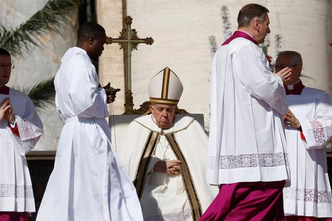 El papa Francisco durante la celebración del Domingo de Resurrección en el Vaticano. EFE / FABIO FRUSTACI