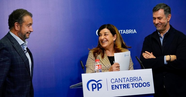 La presidenta del PP de Cantabria y candidata a la Presidencia, María José Sáenz de Buruaga, junto con los coordinadores del programa electoral Juan José Fernández (izda) y Luis Martínez Abad (derecha) - PP/NACHO CUBERO