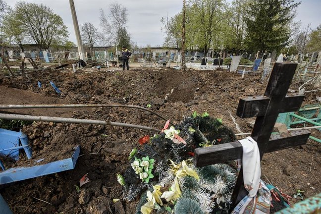 Imagen del cementerio ucraniano de Kramatorsk después de haber sido bombardeado este martes por fuerzas rusas.EFE/EPA/OLEG PETRASYUK