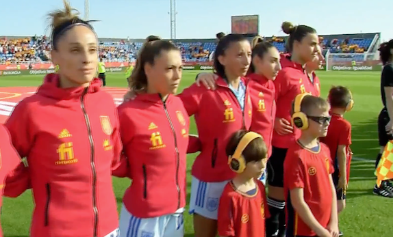 as jugadoras de la selección española femenina escucharon el himno de España con los niños y niñas que sufren autismo y que estuvieron en el Palco 0 del amistoso ante la selección de China.