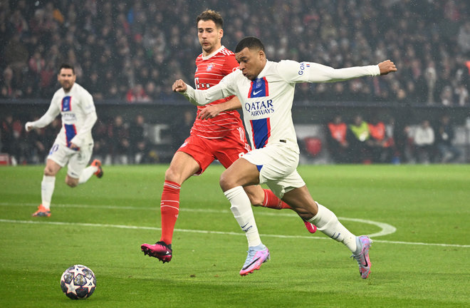 Kylian Mbappé intenta escaparse de Leon Goretzka en el Bayern-PSG de la Liga de Campeones 20222-2023. / Sven Hoppe
