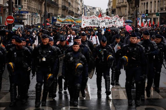Cientos de personas se manifiestan contra la reforma de las pensiones del gobierno francés en París, Francia, el 14 de abril de 2023. EFE/EPA/YOAN VALAT