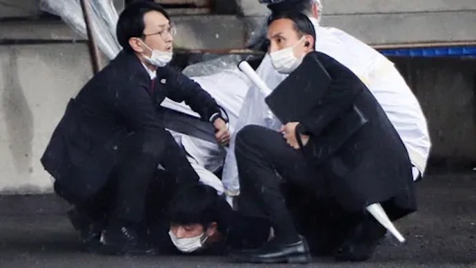 Un explosivo ha sido detonado durante un discurso del 1° Ministro en Wakayama. Este nuevo atentado ocurre solo 9 meses después de que el ex primer ministro japonés, Shinzo Abe, fuera asesinado a tiros el pasado 8 de Julio mientras daba un mitin en la calle.