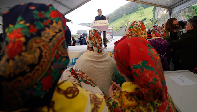 El líder del Partido Popular, Alberto Núñez Feijóo, interviene durante un acto de precampaña del PP, a 15 de abril de 2023, en Vega de Pas, Cantabria (España). NACHO CUBERO / Europa Press