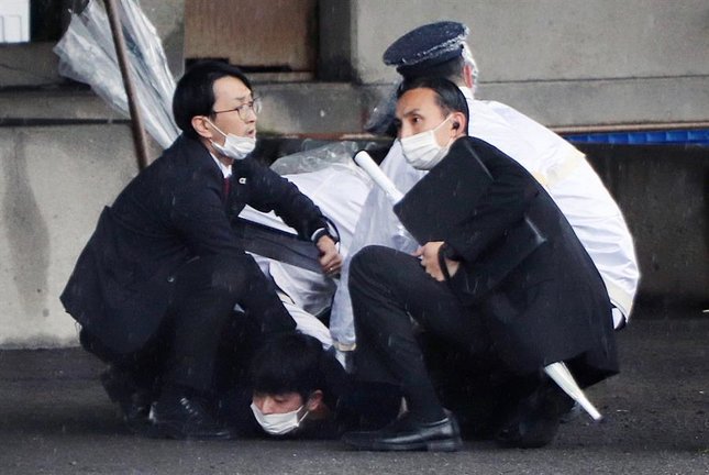 Agentes de policía arrestan a un hombre sospechoso de haber arrojado explosivos cuando el primer ministro japonés, Fumio Kishida, estaba a punto de pronunciar hoy un discurso en un puerto pesquero en Wakayama, oeste de Japón. EFE