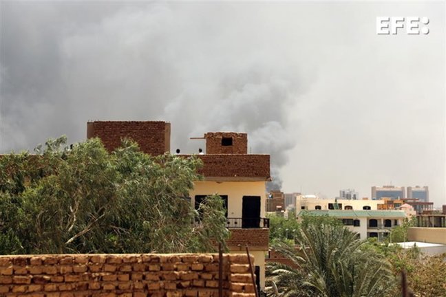 Cortinas de humo en un edificio de Jartum, por los combates entre el ejército y los paramilitares rebeldes. EFE / MOHND AWAD
