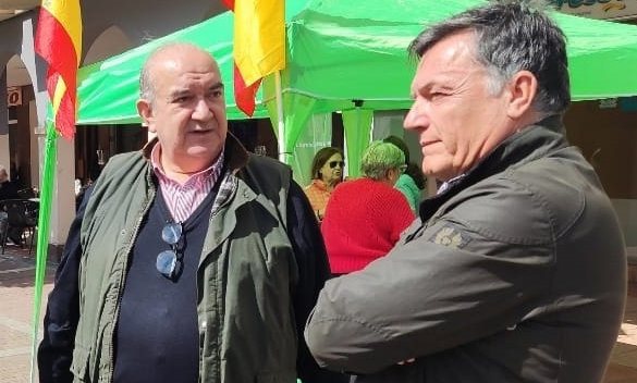 El candidato de Vox a la Alcaldía de Santander, Emilio del Valle (izquierda), y el concejal de la formación en el Ayuntamiento, Guillermo Pérez-Cosío. / Alerta