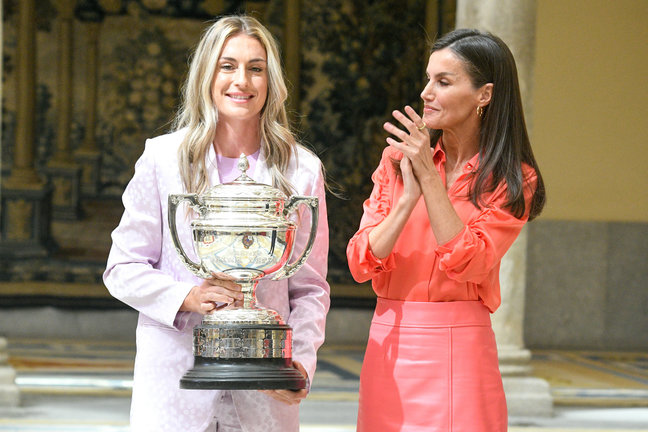 La Reina entre el Premio Reina Letizia a la futbolista Alexia Putellas durante los Premios Nacionales del Deporte en Palacio Real de El Pardo. / José Oliva
