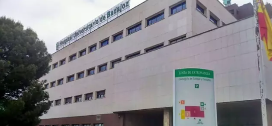 Fachada del Hospital Universitario de Badajoz. / EP