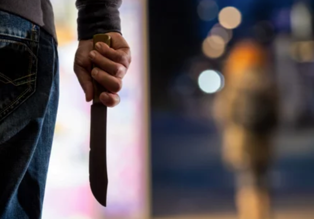 La Policía Local de Santander ha detenido a una mujer que supuestamente había agredido a su marido y amenazado con dos cuchillos "