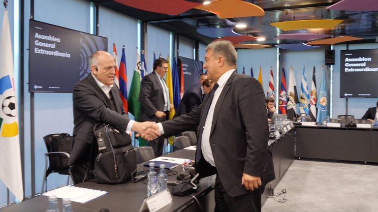 Javier Tebas saluda a Joan Laporta antes de la Asamblea General Extraordinaria de LaLiga. / LaLiga