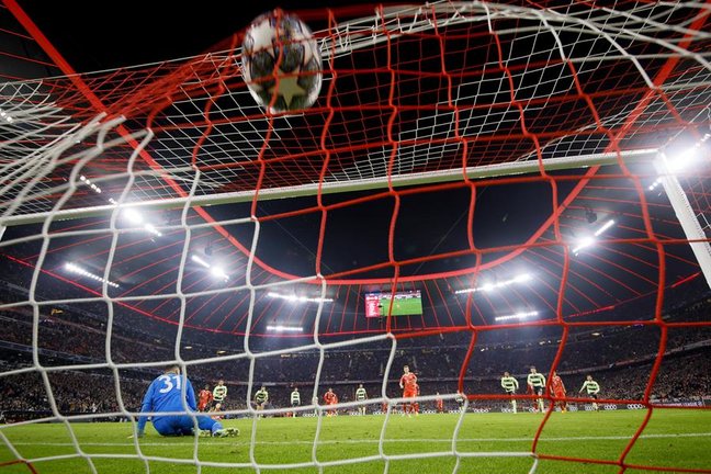 Joshua Kimmich (C) del Bayern de Múnich marca el gol de penalti del 1-1 durante el partido de cuartos de final de la Liga de Campeones de la UEFA, partido de vuelta entre el Bayern de Múnich y el Manchester City en Múnich, Alemania, 19 de abril de 2023. (Liga de Campeones, Alemania) EFE/EPA/RONALD WITTEK