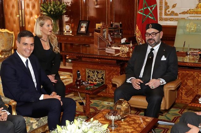 El presidente del Gobierno español, Pedro Sánchez, y el rey Mohamed VI de Marruecos durante el encuentro mantenido hoy en el Palacio Real de Rabat. EFE/Ballesteros