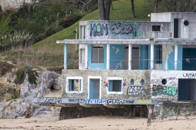 Edificio de La Horadada en la playa de Los Peligros en Santander.