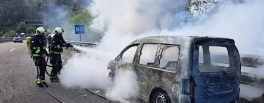 Extinción de incendio en un vehículo en Villaviciosa. / SEPA