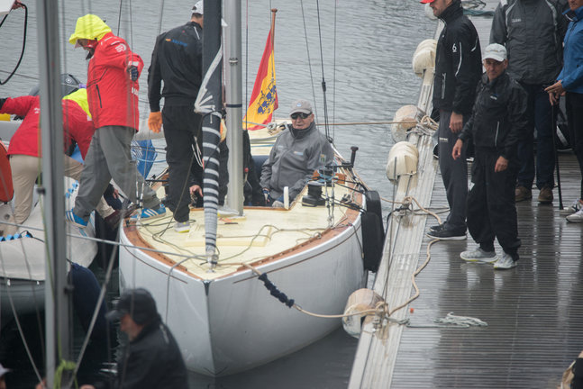 El Rey Juan Carlos a su llegada a puerto tras su embarco en el 'El Bribón'. / Gustavo de la Paz