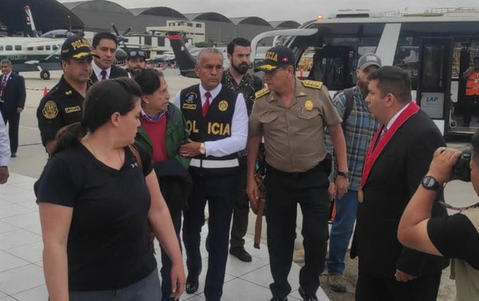 La llegada del expresidente peruano Alejandro Toledo (c-i) tras ser extraditado de Estados Unidos, en Lima (Perú). EFE / Policía Nacional de Perú