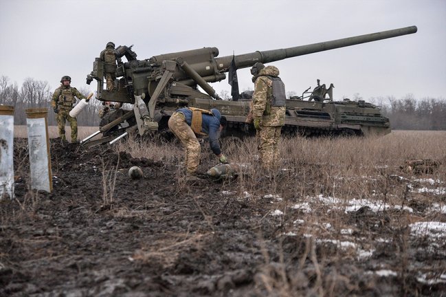 Militares ucranianos disparan en dirección a Bajmut, en el este del país. / MADELEINE KELLY