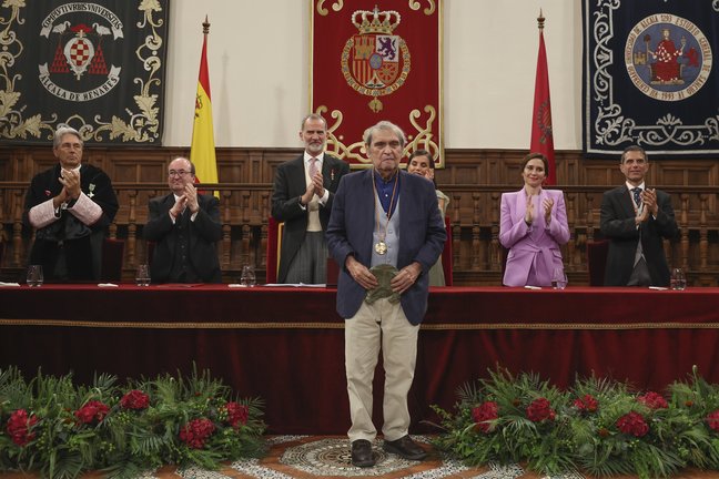 El escritor venezolano Rafael Cadenas, tras recibir el Premio Cervantes 2022, en Alcalá de Henares. Efe