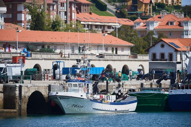 El pesquero 'Novo Xoel' atracado en el puerto de San Vicente de la Barquera tras proeducirse la caía del marinero desaparecido. / CÉSAR ORTIZ