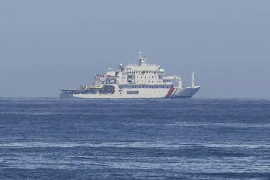 Un barco participa en el dispositivo de búsqueda del pescador desaparecido. /  César Ortiz