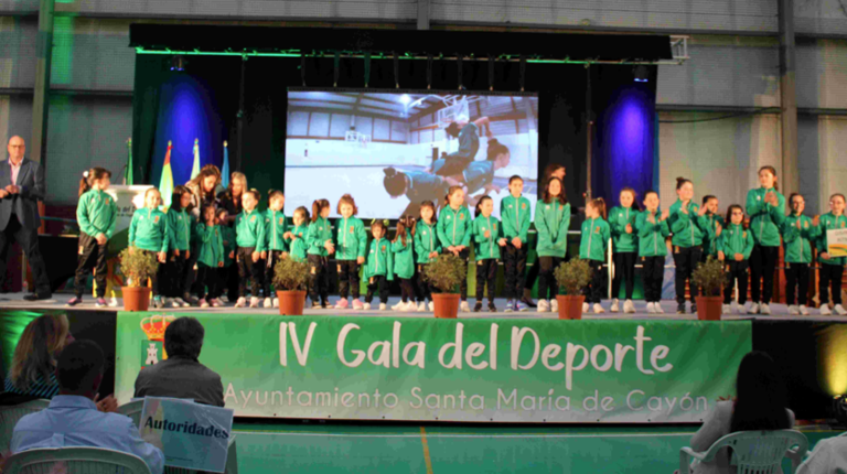 Público y premiados durante la Gala del Deporte en Cayón.
