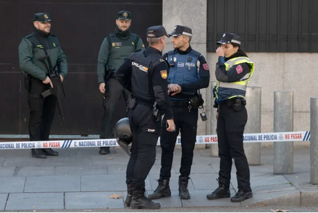 Agentes de la Guardia Civil y la Policía Nacional en la embajada de EEUU en Madrid, tras recibir un sobre con explosivos dirigido a la embajadora. / Fernando Villar