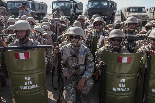 Militares peruanos permanecen en la zona del control fronterizo, en Santa Rosa (Perú) frontera con Chile. / Aldair Mejía