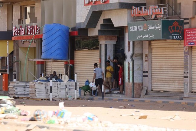 Sudaneses ante una tienda en Jartum, en Sudán. EFE / STRINGER