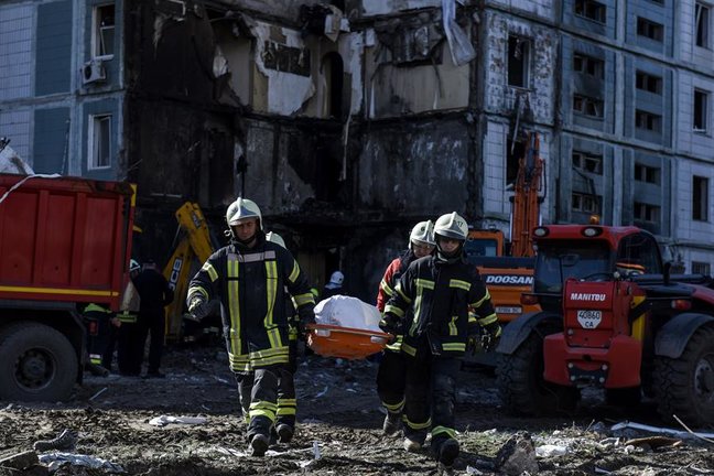 Bomberos rescatan los cuerpos de un edificio residencial atacado en Uman, Ucrania. EFE / OLEG PETRASYUK
