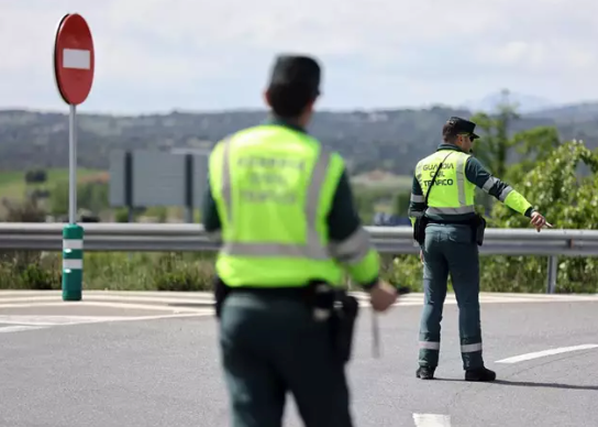Dos agentes de la Guardia Civil en un control de tráfico. /  Eduardo Parra