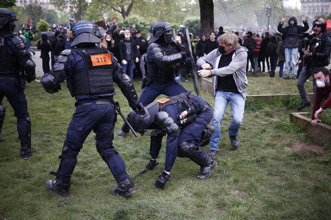 Enfrentamientos entre la policía y manifestantes durante una manifestación el Primero de Mayo (Día del Trabajo). / Raphael Lafargue
