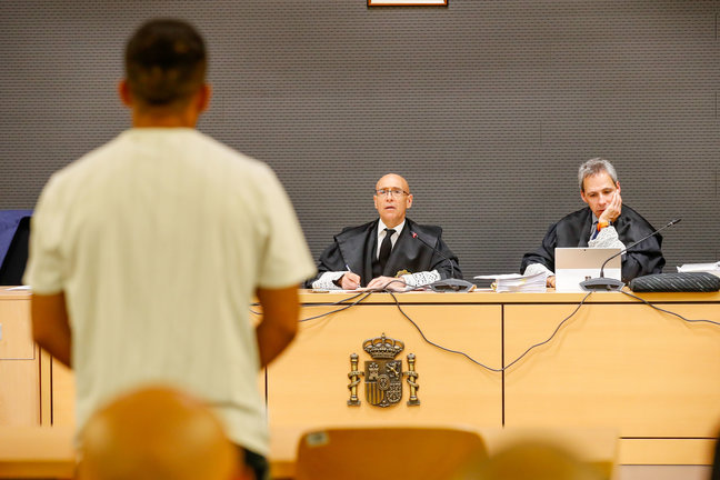 El agente, Fermín Carlos V.R., que estuvo destinado en la Comisaría de Maspalomas hasta su detención en enero de 2020, se ha declarado culpable de dos delitos de tráfico de drogas y ha aceptado la condena y 3,2 millones de euros de multa. EFE