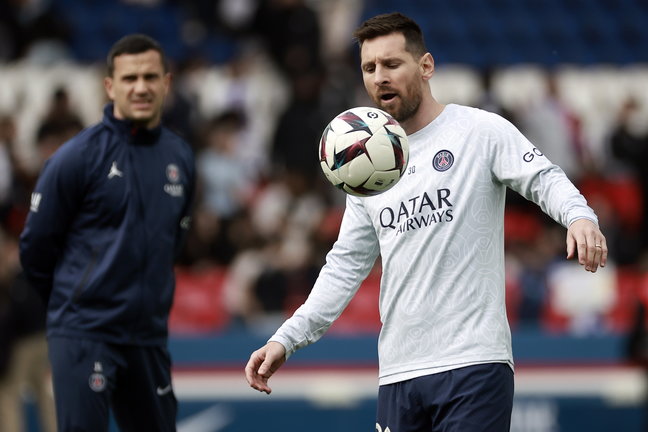 Lionel Messi durante el calentamiento previo al partido ante el FC Lorient. 
/ CHRISTOPHE PETIT TESSON