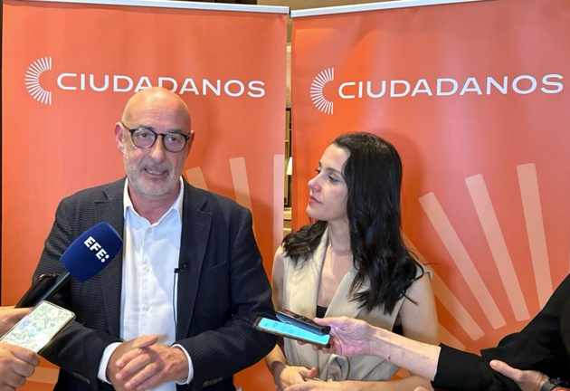 Álvarez y Arrimadas en Santander atendiendo a los medios.