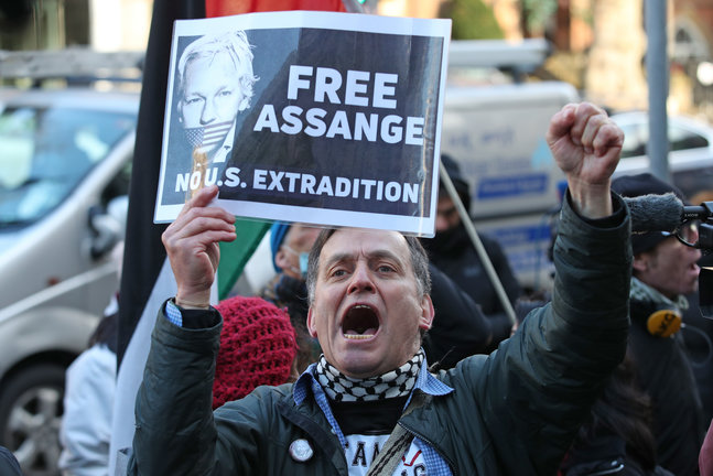 Una persona pide la libertad del fundador de Wikileaks. / Yui Mok