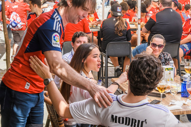 Aficionados del Osasuna y del Real Madrid llenan las calles céntricas de Sevilla, a unas horas de disputarse la Final de la Copa del Rey entre ambos equipos este sábado. / Raúl Caro.