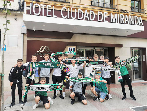 Seguidores del Racing, en su viaje a Miranda de Ebro. / RRC