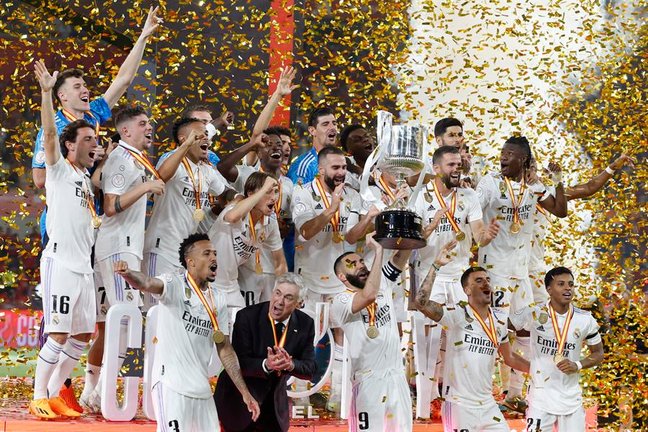 El Real Madrid se impuso este sábado por 2-1 a Osasuna en la final de la Copa de Rey que se disputó en el estadio de La Cartuja, en Sevilla, logrando el vigésimo trofeo de campeón de este torneo nueve años después. EFE/Julio Muñoz