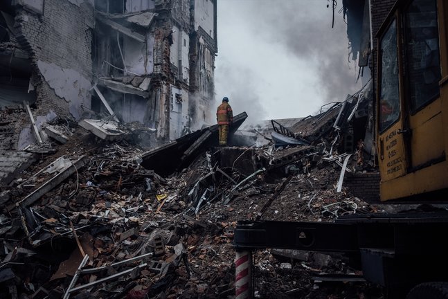 Un bombero en uno de los edificios destruidos por los bombardeos. EP / Adrien Vautier
