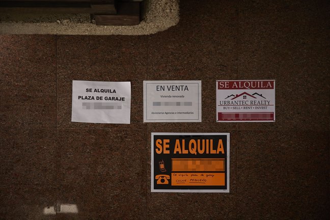 Carteles de venta y alquiler de viviendas y plazas de garaje en el barrio de Almagro. EP / Jesús Hellín