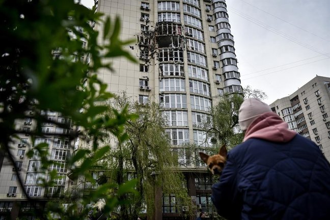 Una mujer mira un edificio dañado por la explosión de un dron ruso en Kiev. EFE / OLEG PETRASYUK