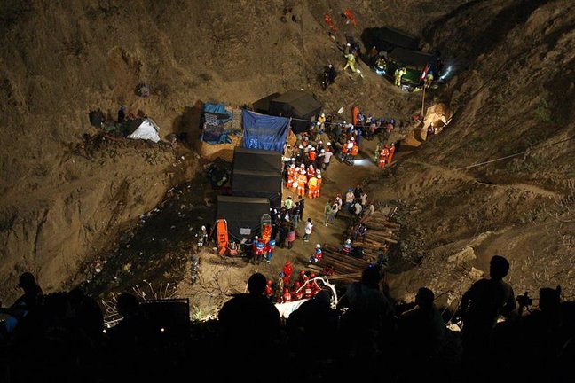 Una toma general de los trabajos de rescate de varios mineros atrapados en una mina en Ica (Perú). EFE / Paul Vallejos