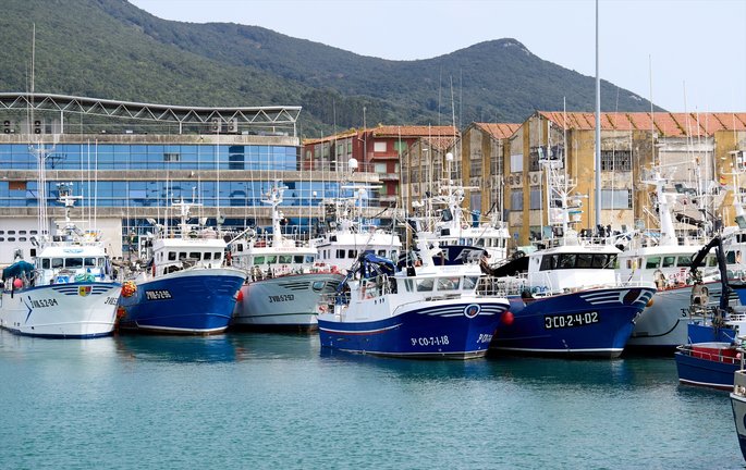 Barcos amarrados en el puerto de Santoña. EP / Juanma Serrano