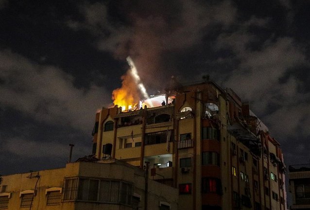 El humo se eleva desde la casa del líder de la Yihad Islámica, Jalil Bahitini, tras los ataques aéreos israelíes en Gaza. EFE / MOHAMMED SABER