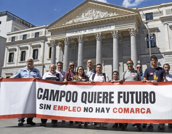 Trabajadores de Sidenor acudieron ayer al Congreso de los Diputados en Madrid. / r. zubelzu