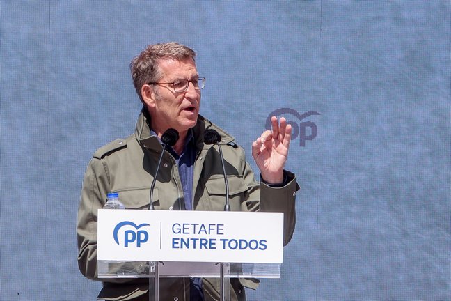 El presidente del Partido Popular, Alberto Núñez Feijóo, interviene en un mitin en la estación central de Getafe. EP / Ricardo Rubio