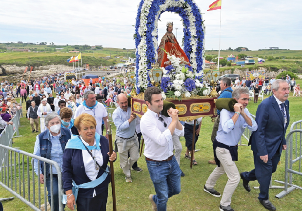 Varios concejales del Ayuntamiento durante la procesión de la Virgen del Mar, patrona de Santander. / alerta