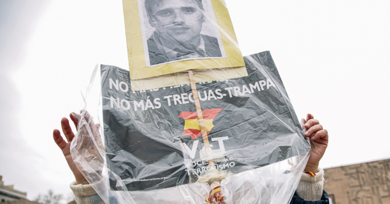 Una persona sostiene una pancarta con la imagen de Miguel Ángel Blanco, asesinado por ETA, en una manifestación a favor de las víctimas del terrorismo, en la Plaza de Colón, a 22 de marzo de 2022, en Madrid. Carlos Luján / Europa Press