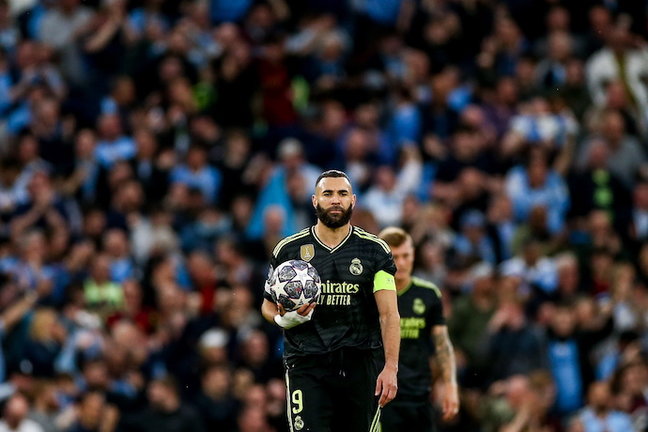 Manchester (United Kingdom), 17/05/2023.- Karim Benzema of Real Madrid reacts after conceding the 2-0 goal during the UEFA Champions League semi-finals, 2nd leg soccer match between Manchester City and Real Madrid in Manchester, Britain, 17 May 2023. (Liga de Campeones, Reino Unido) EFE/EPA/ADAM VAUGHAN
